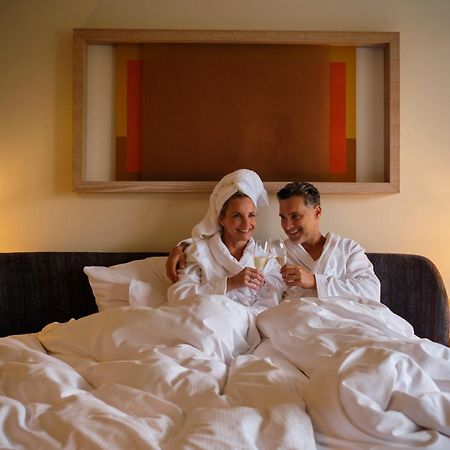 Aalernhues Hotel & Spa Санкт-Петер-Ординг Экстерьер фото A couple in a hotel room