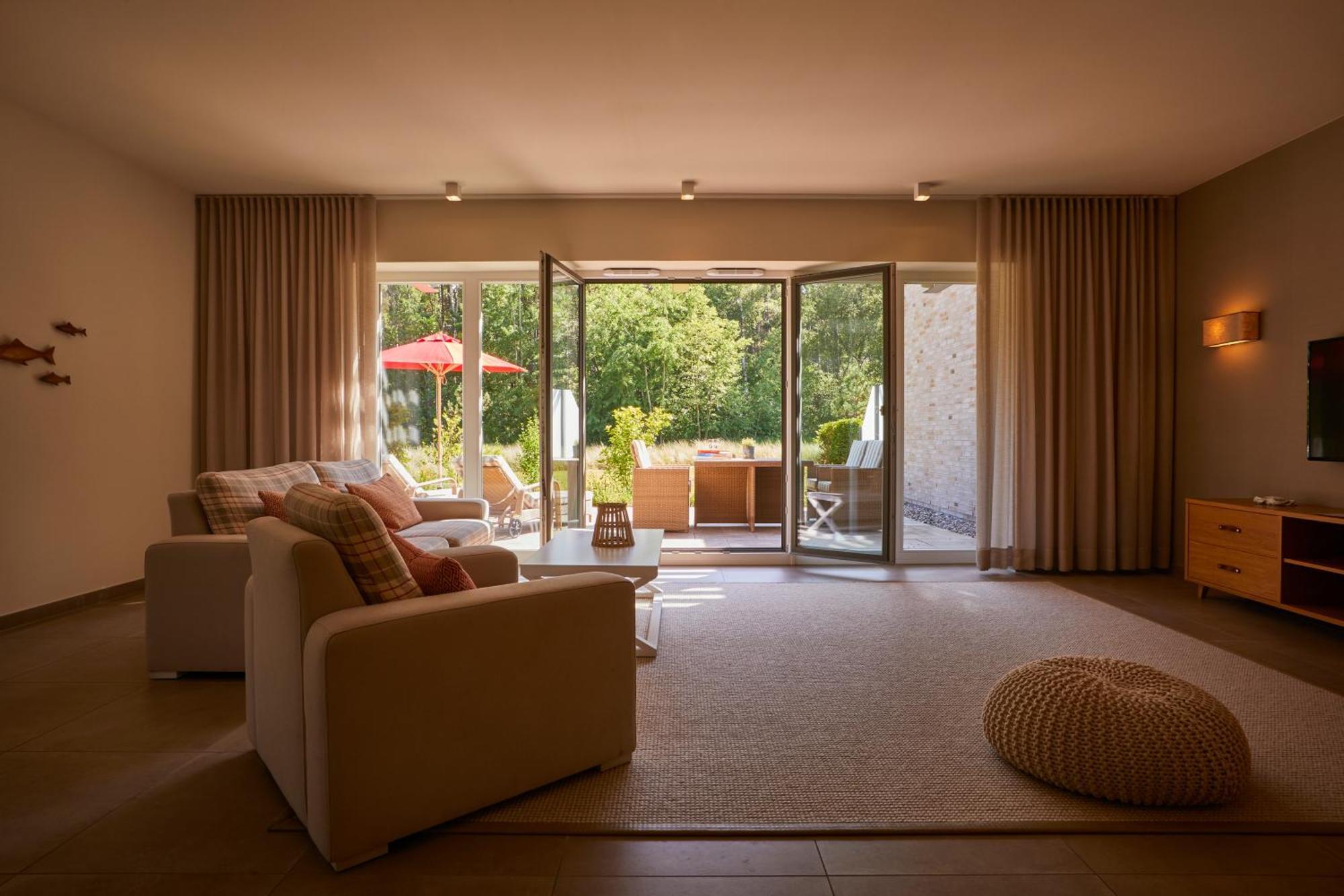 Aalernhues Hotel & Spa Санкт-Петер-Ординг Экстерьер фото A living room with a view of the garden