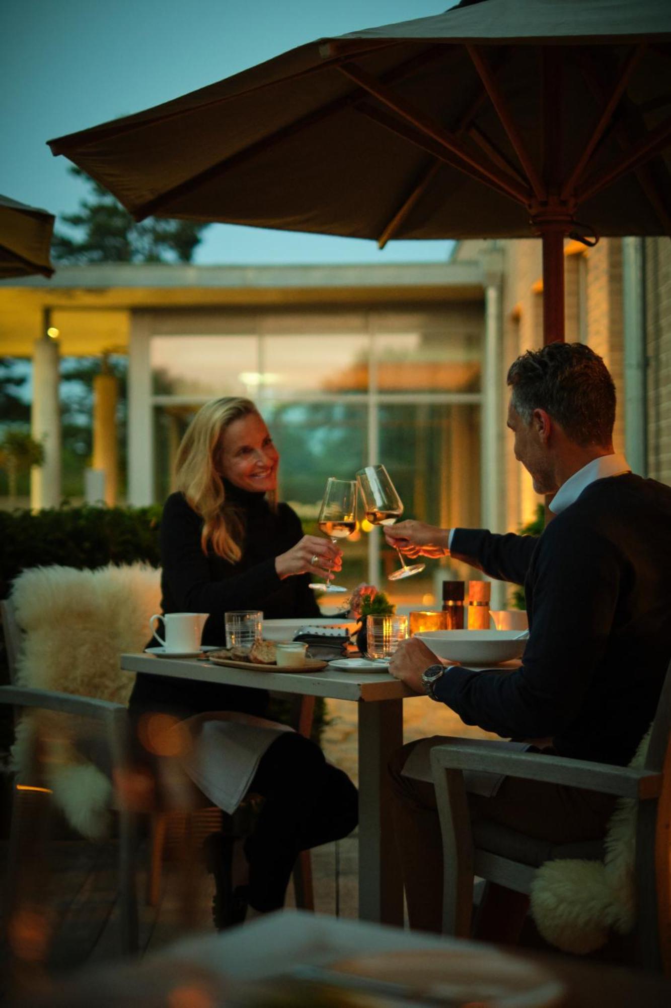 Aalernhues Hotel & Spa Санкт-Петер-Ординг Экстерьер фото A couple drinking wine