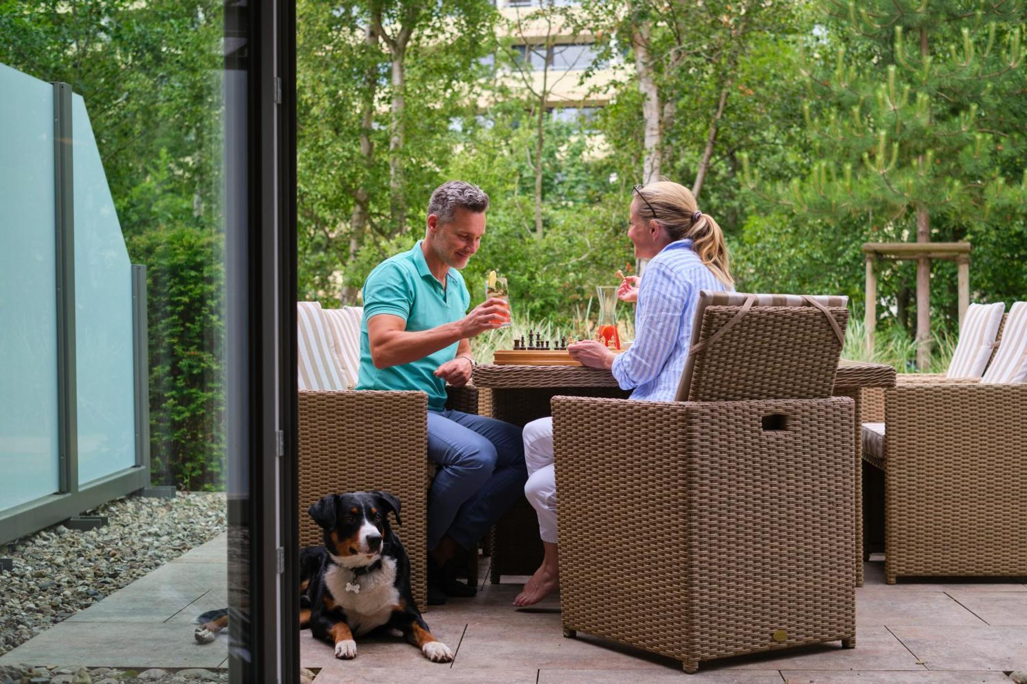 Aalernhues Hotel & Spa Санкт-Петер-Ординг Экстерьер фото A couple playing chess