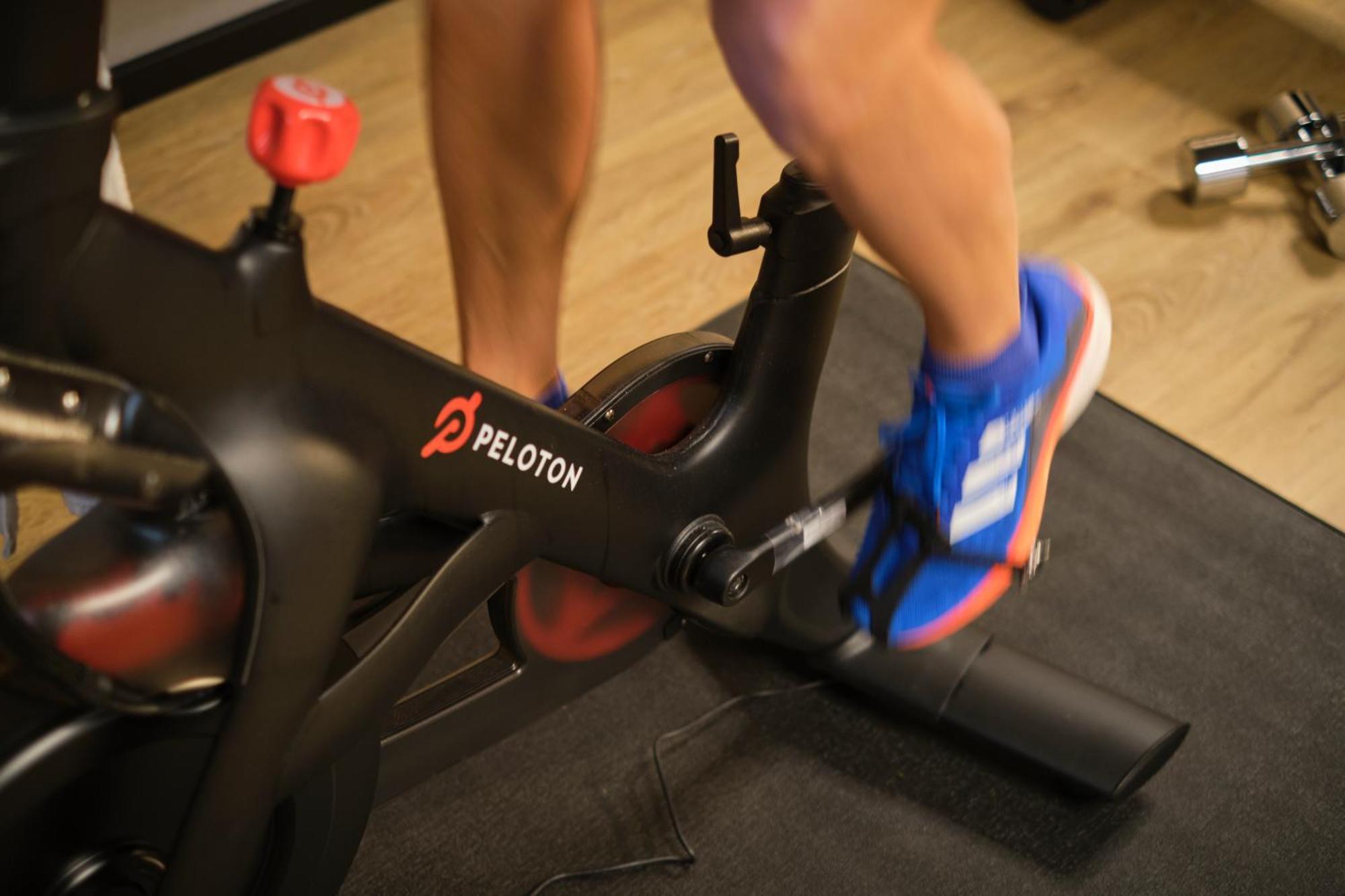 Aalernhues Hotel & Spa Санкт-Петер-Ординг Экстерьер фото Peloton stationary bike