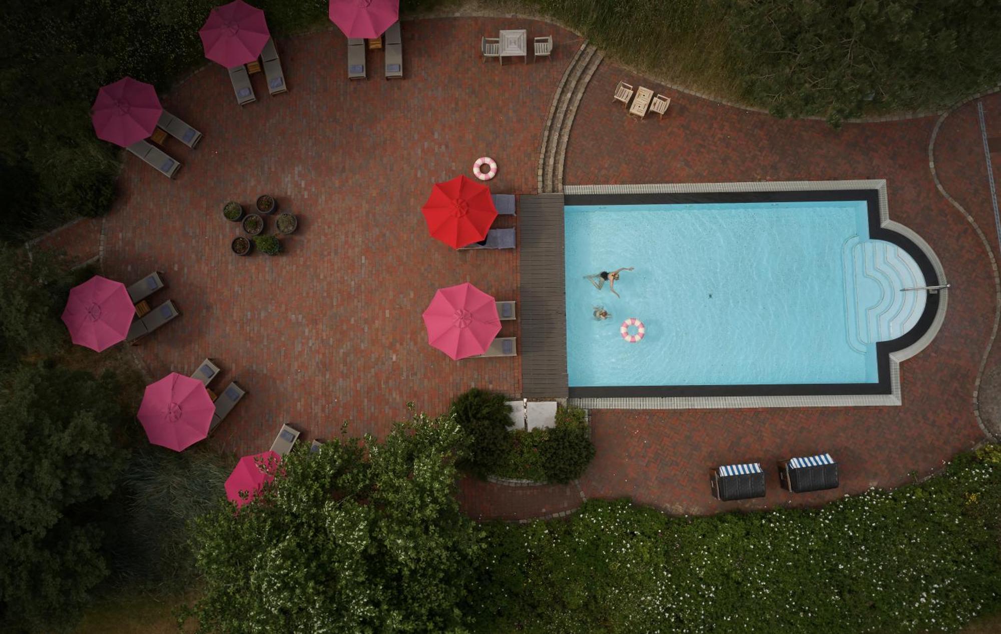 Aalernhues Hotel & Spa Санкт-Петер-Ординг Экстерьер фото Aerial view of a swimming pool