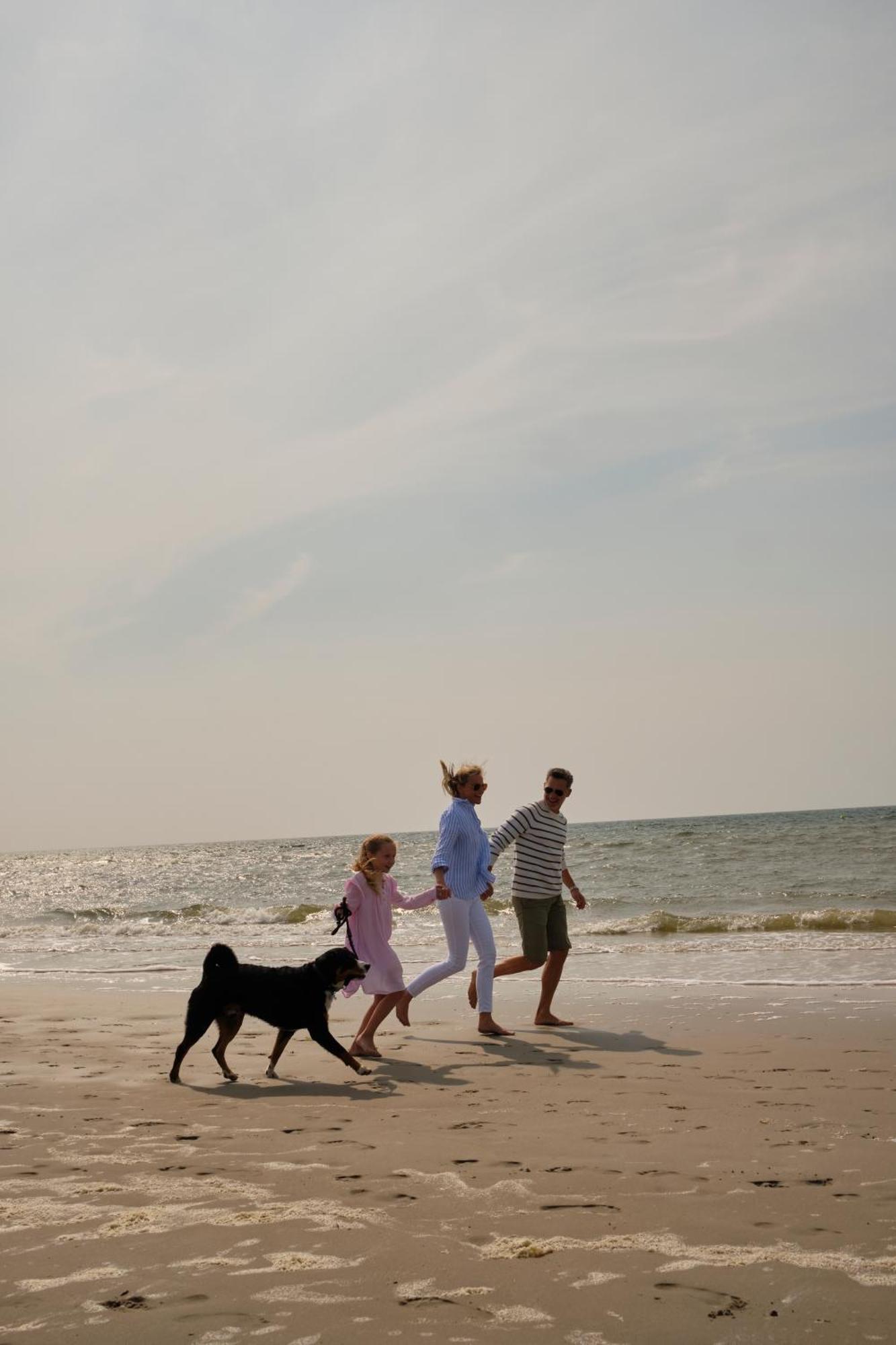 Aalernhues Hotel & Spa Санкт-Петер-Ординг Экстерьер фото A family walking on the beach