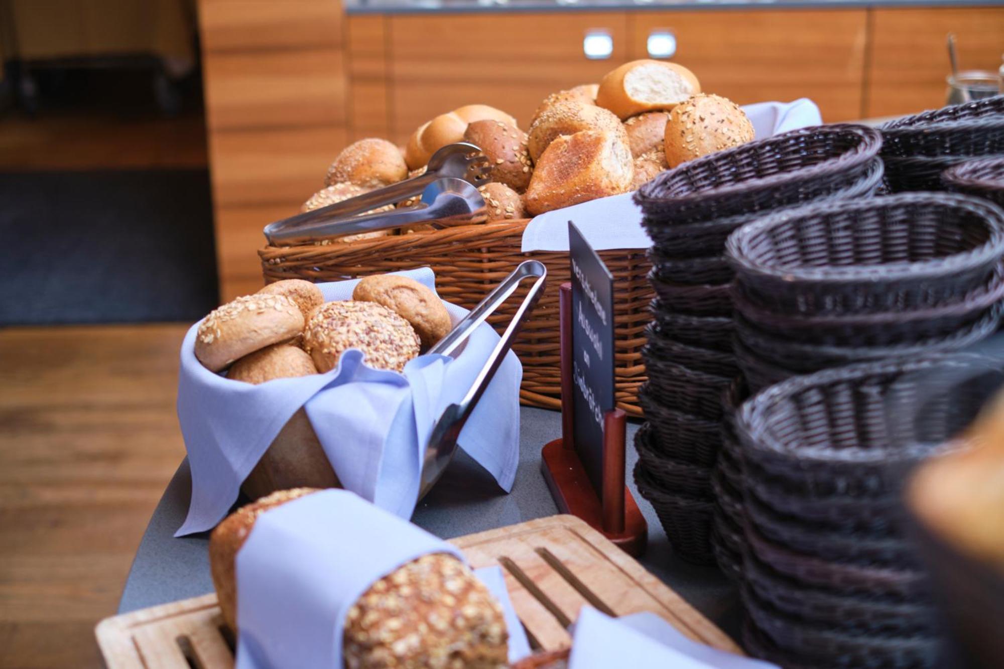Aalernhues Hotel & Spa Санкт-Петер-Ординг Экстерьер фото Bread at a buffet